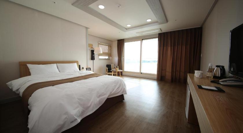 โรงแรมอโรฮา เชจู ซอกวีโพ ภายนอก รูปภาพ